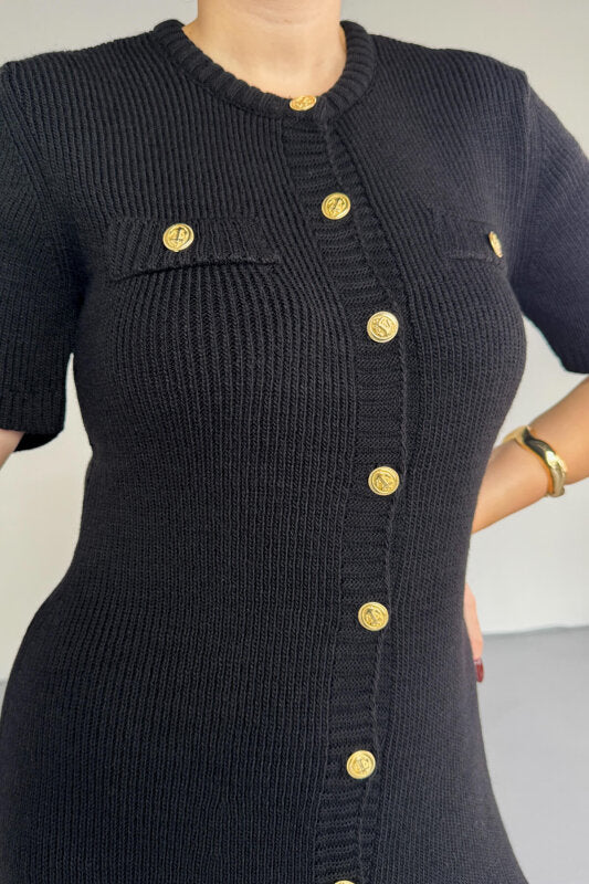 فستان اسود بأزرار ذهبية