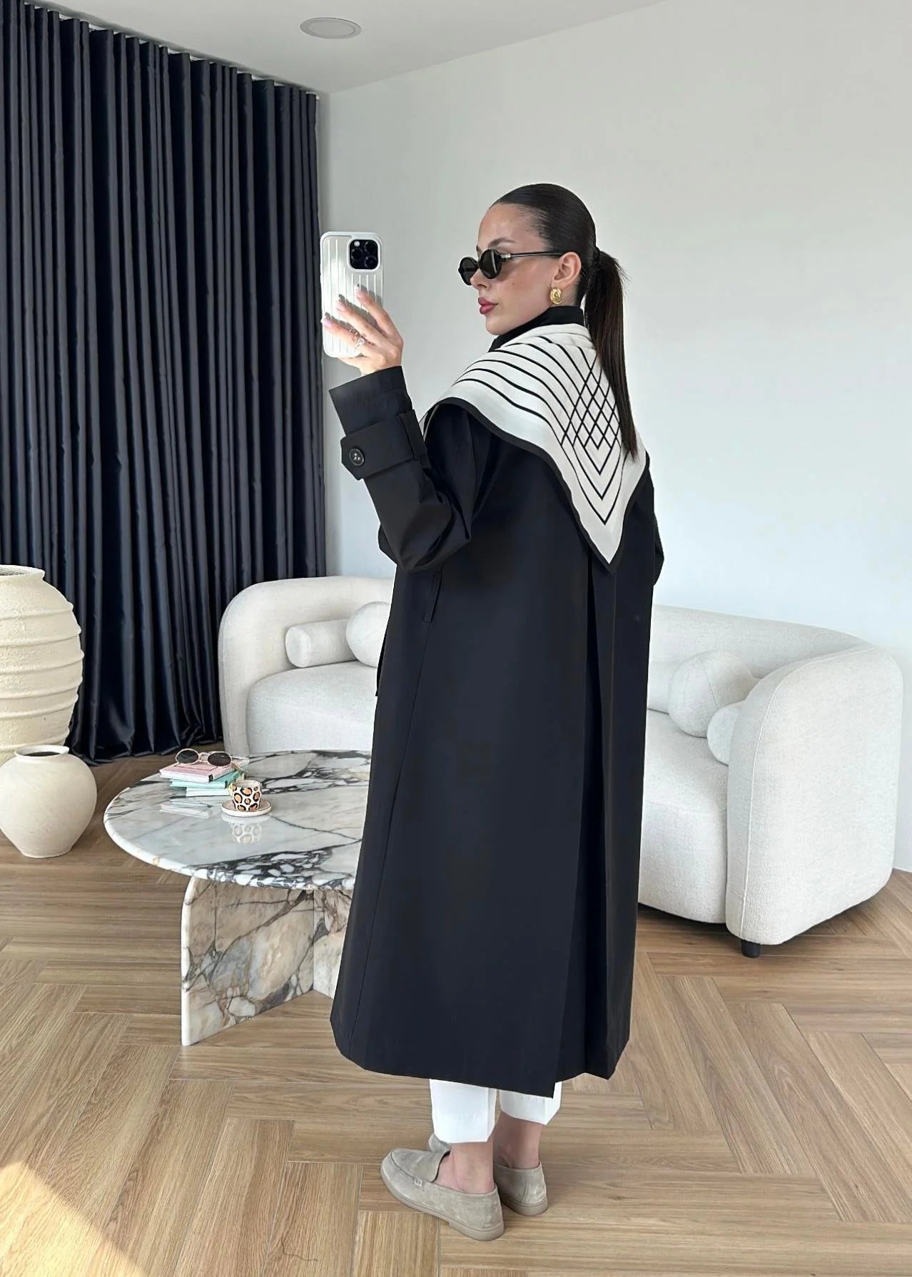 ترنش اسود مع شال
