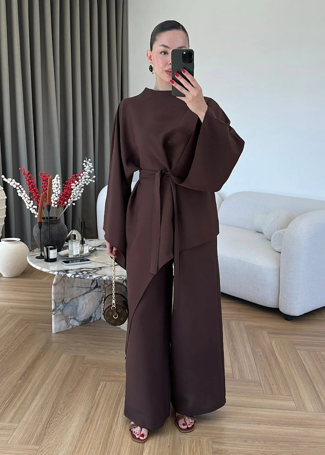 طقم بحزام بني