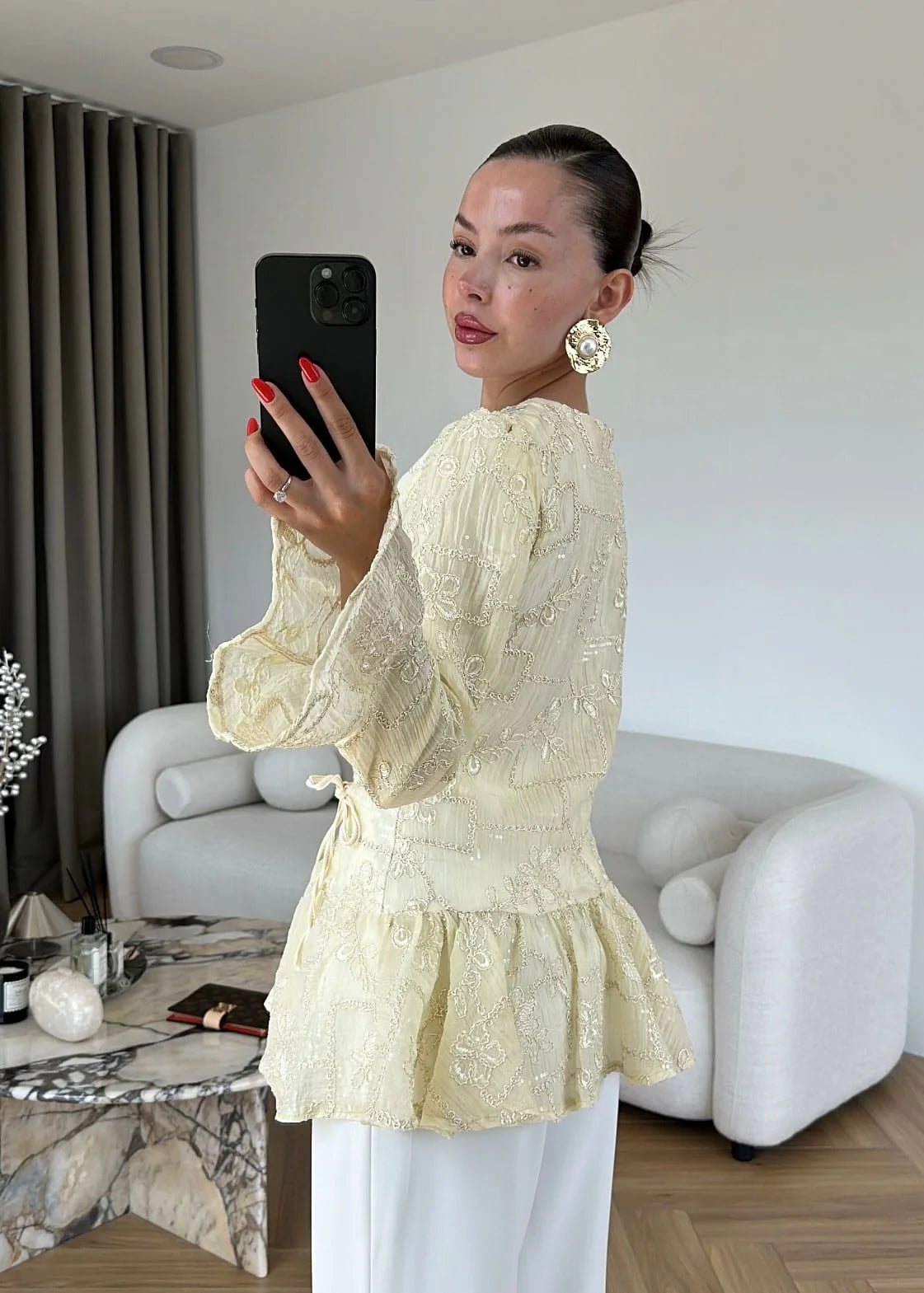 قميص مطرز بيج