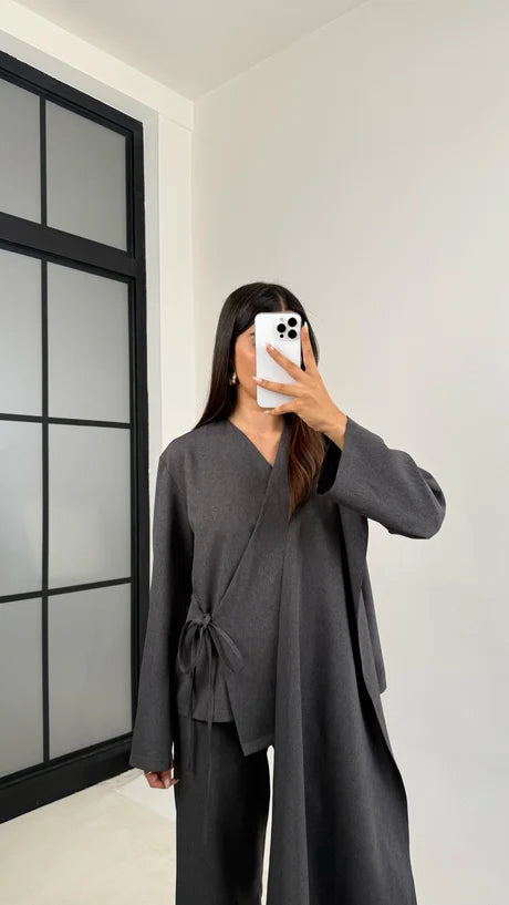 طقم رمادي بلوزة بلفحة مع بنطلون