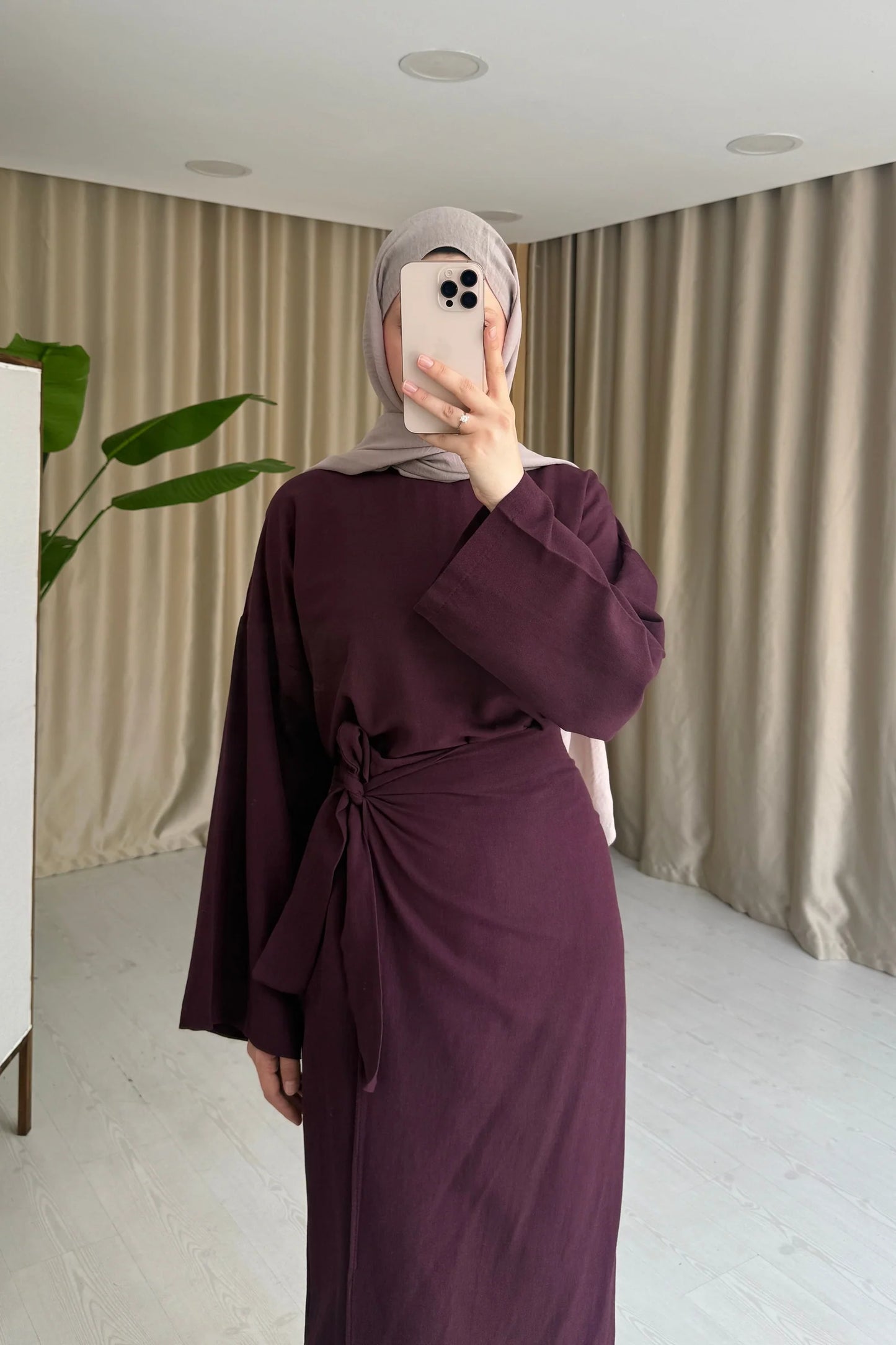 طقم بلوزة مع تنورة ربط خمري