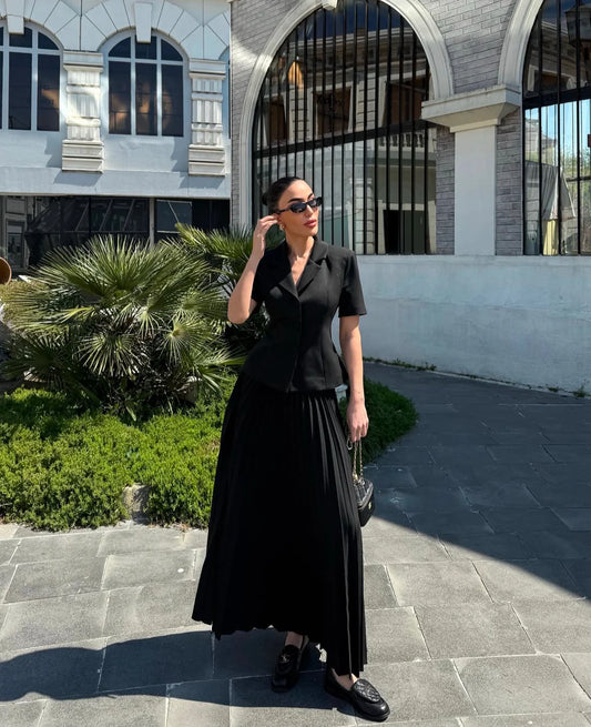 طقم بليزر مع تنورة اسود