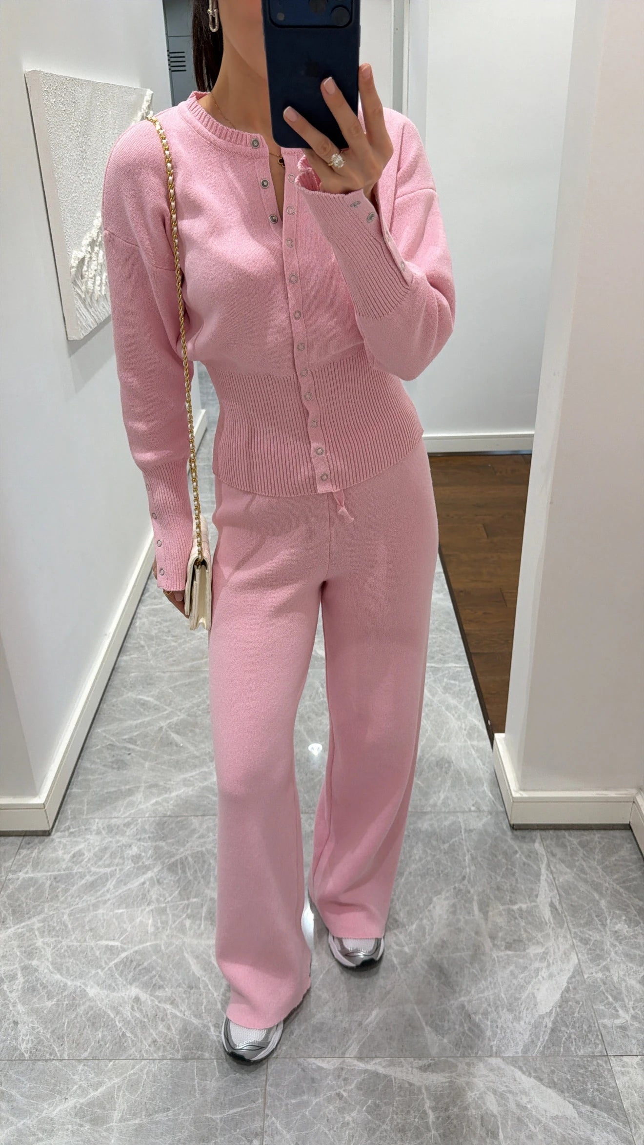 طقم عملي زهري بأزرار