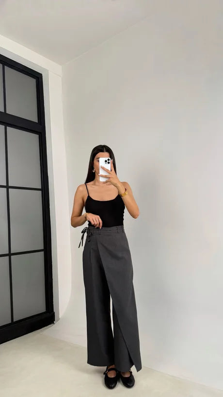 طقم رمادي بلوزة بلفحة مع بنطلون