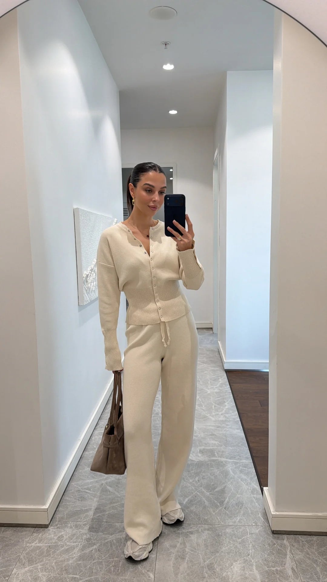 طقم عملي بيج بأزرار