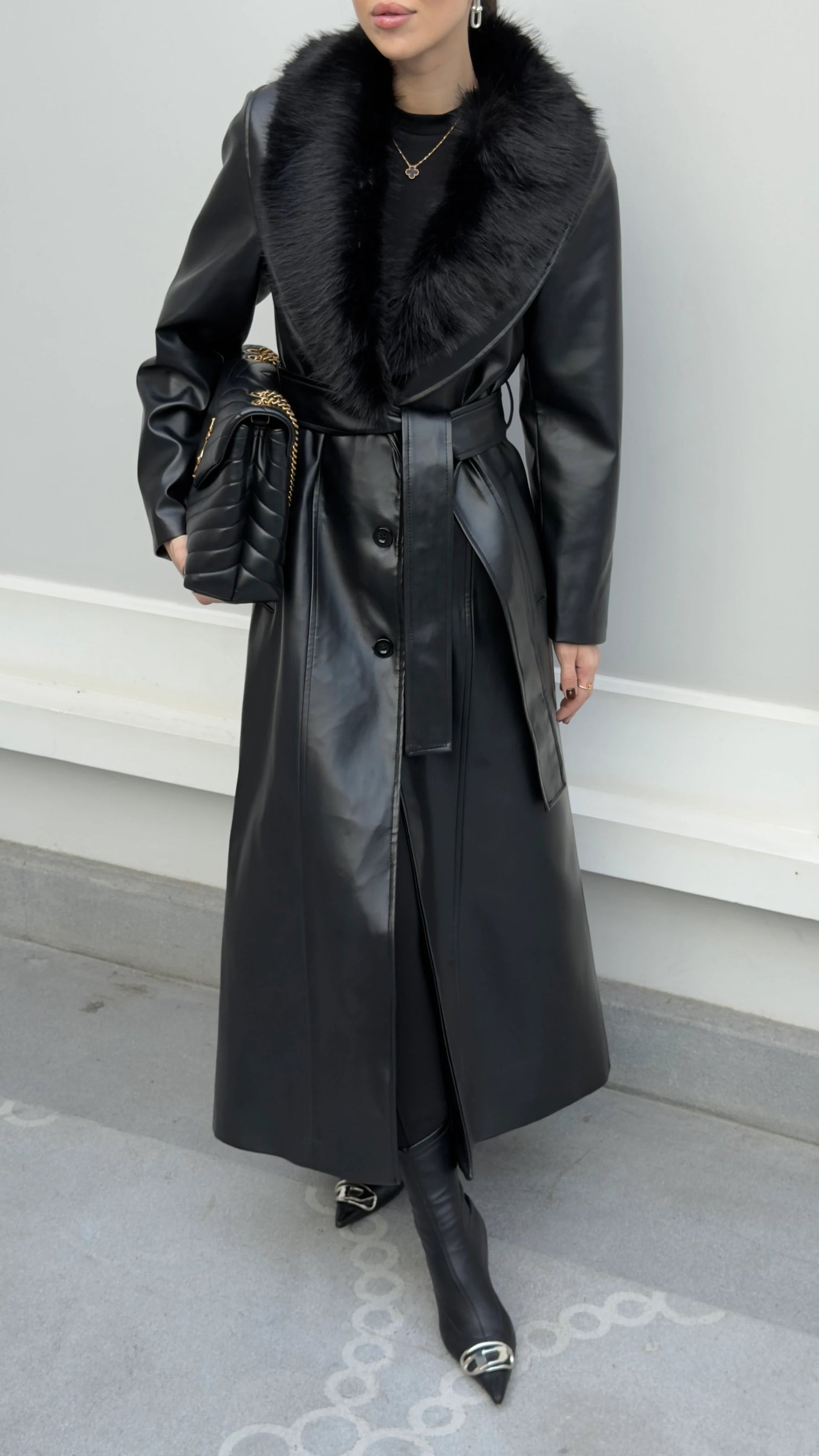 جكيت جلد اسود فرو