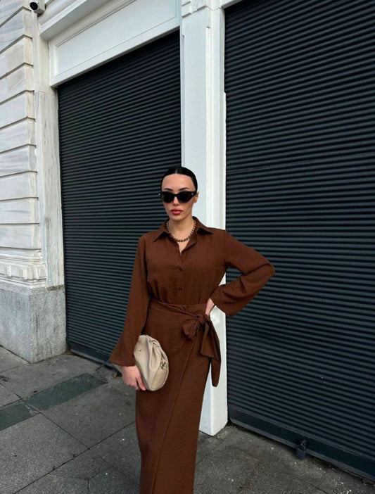 طقم قميص مع تنورة ربط بني