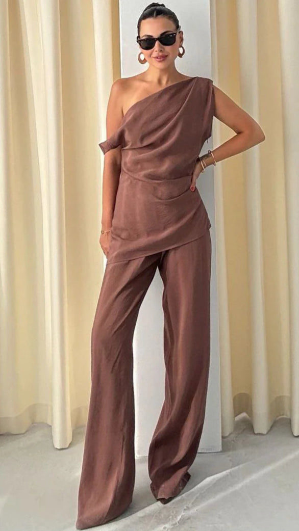 طقم بلوزة بكتف مع بنطلون بني