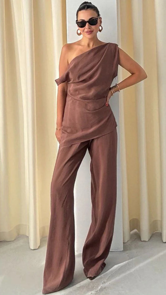 طقم بلوزة بكتف مع بنطلون بني