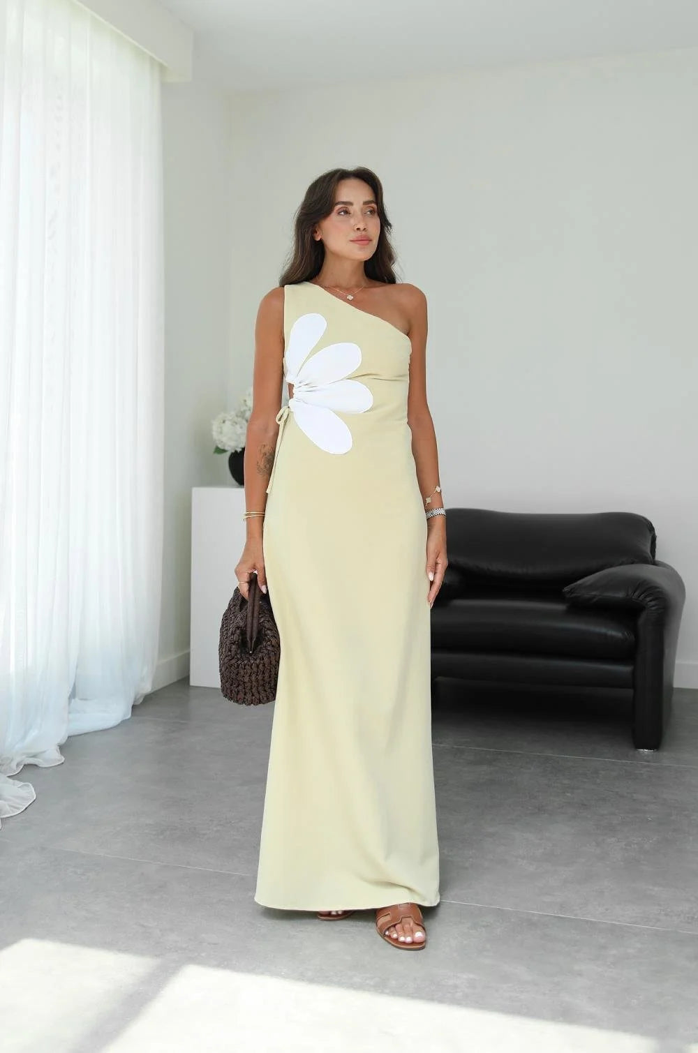 فستان اصفر بوردة