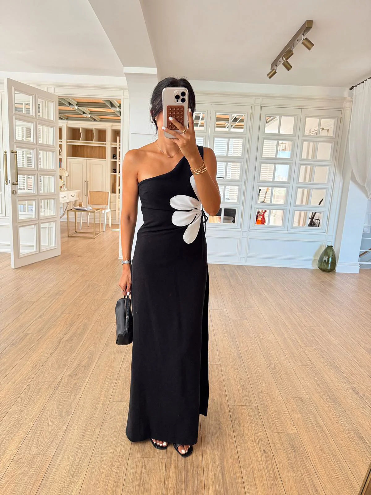 فستان اسود بوردة