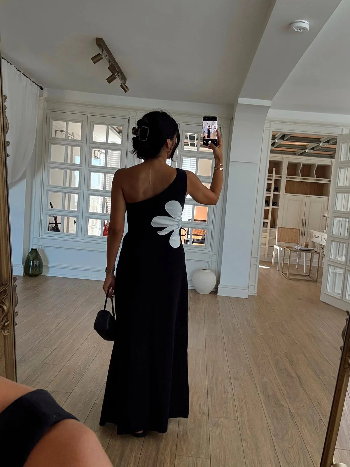 فستان اسود بوردة