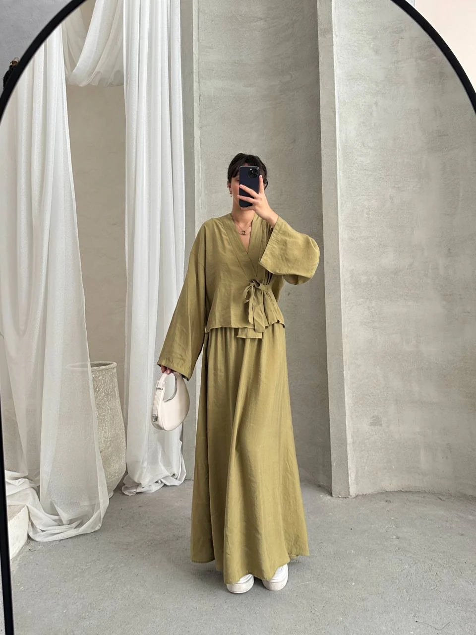 طقم تنورة مع قميص زيتي