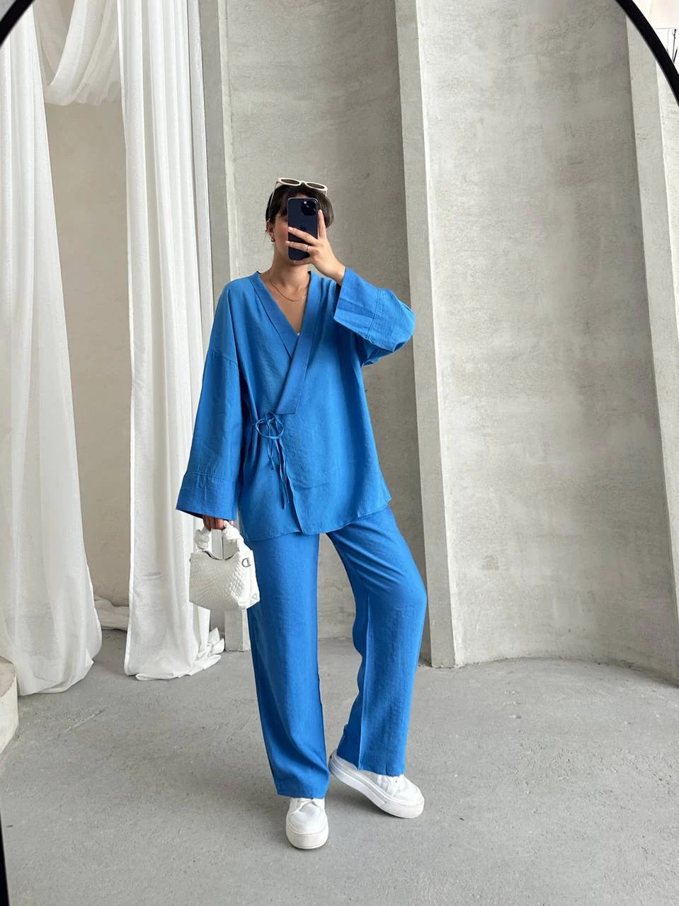 طقم بنطلون مع قميص ازرق